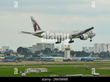 Saigon, Vietnam - 28. Juni 2023. A7-BOF Qatar Airways Boeing 777-300ER Landung am SGN Tan Son Nhat Airport in Saigon (Ho Chi Minh City), Vietnam. Stockfoto