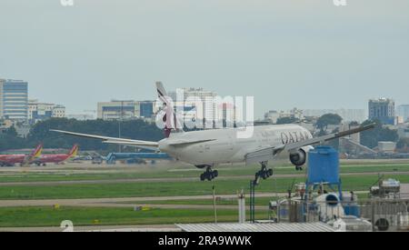 Saigon, Vietnam - 28. Juni 2023. A7-BOF Qatar Airways Boeing 777-300ER Landung am SGN Tan Son Nhat Airport in Saigon (Ho Chi Minh City), Vietnam. Stockfoto