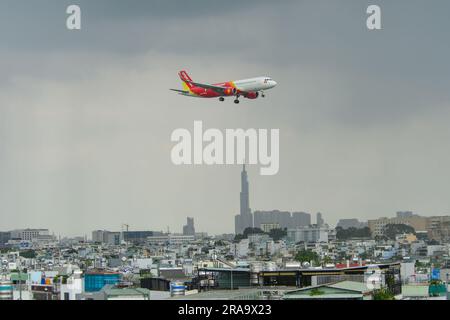Saigon, Vietnam - 28. Juni 2023. Ein VietJetAir Airbus A321 landet im Regen am Flughafen SGN Tan Son Nhat. Stockfoto