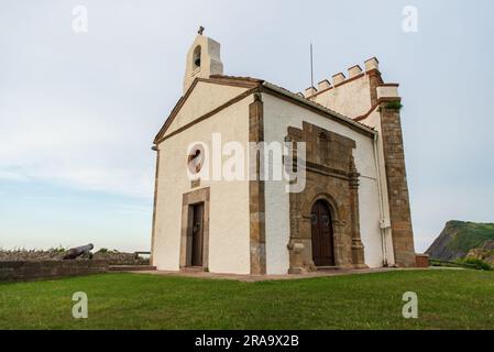 Blick auf die Kirche am Monte Corberu in Ribadesella Stockfoto