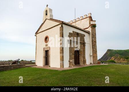 Blick auf die Kirche am Monte Corberu in Ribadesella Stockfoto