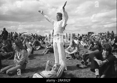 Stonehenge Free Festival zur Sommersonnenwende am 21. Juni. New Age Hippies feiern die Musik eine Live-Band ist auf der Bühne eines Pop Festivals Wiltshire, England, um den Juni 1976. HOMER SYKES AUS DEN 1970ER JAHREN Stockfoto
