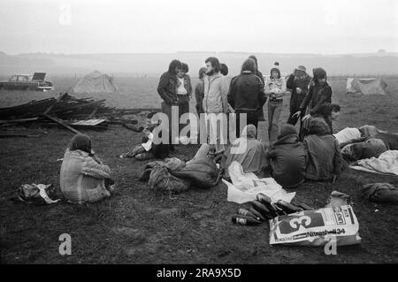 Stonehenge Free Festival zur Sommersonnenwende, 21. Juni Sommersonnenwende. Festivalbesucher die ganze Nacht auf, nass und kalt an einem frühen Morgen. Wiltshire, England, Juni 1976. HOMER SYKES AUS DEN 1970ER JAHREN Stockfoto