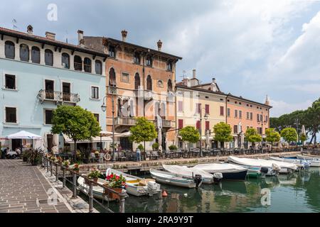 Kleiner Hafen namens alter Hafen, gesäumt mit Straßencafés und Restaurants, Desenzano, Gardasee, Italien, Europa Stockfoto