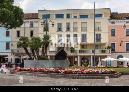 Monumento ai valorosi Aviatori del Reparto Alta Velocità, Desenzano, Gardasee, Italien, Europa Stockfoto