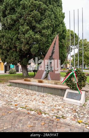 Denkmal für die Gefallenen aller Kriege in Desenzano del Garda, Gardasee, Italien, Europa Stockfoto