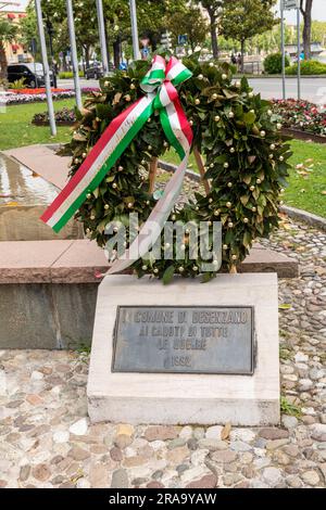 Denkmal für die Gefallenen aller Kriege in Desenzano del Garda, Gardasee, Italien, Europa Stockfoto