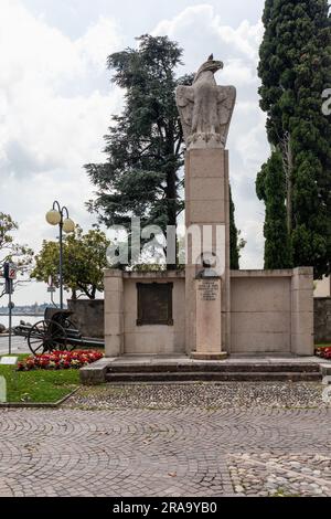 Denkmal für die Gefallenen aller Kriege in Desenzano del Garda, Gardasee, Italien, Europa Stockfoto