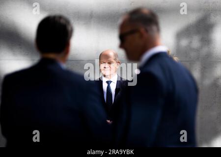 Berlin, Deutschland. 02. Juli 2023. Kanzler Olaf Scholz (SPD) steht vor Beginn des Sommerinterviews zum ARD "Report from Berlin" auf der Terrasse des Marie-Elisabeth-Lüders-Hauses. Kredit: Christoph Soeder/dpa/Alamy Live News Stockfoto