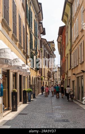 Eine malerische, farbenfrohe Straße in Salo, Salo, Gardasee, Italien, Europa Stockfoto