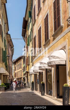 Eine malerische, farbenfrohe Straße in Salo, Salo, Gardasee, Italien, Europa Stockfoto