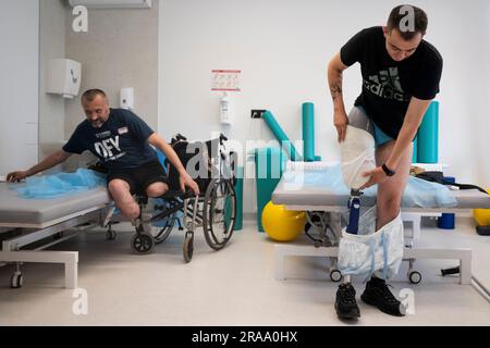 Region Lemberg, Ukraine. 30. Juni 2023. Männer, die durch den Krieg in der Ukraine ihre unteren Gliedmaßen verloren haben, werden am 30. Juni 2023 in der Superhumans-Klinik in der Region Lemberg, Ukraine, rehabilitiert. Das Superhumans Centre wurde Mitte April für Patienten eröffnet und hilft Menschen mit ähnlichen Verletzungen. Kredit: Ondrej Deml/CTK Photo/Alamy Live News Stockfoto