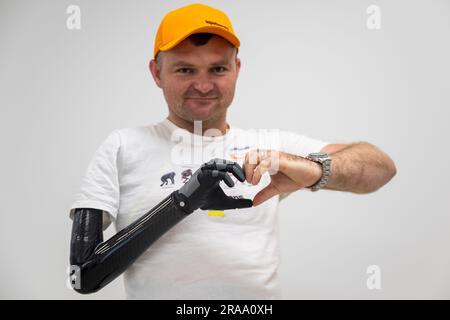 Region Lemberg, Ukraine. 30. Juni 2023. Soldat Mykhailo Bartoshik, der durch den Krieg in der Ukraine seinen Oberkörper verloren hat, posiert am 30. Juni 2023 in der Superhumans-Klinik in der Region Lemberg, Ukraine. Das Superhumans Centre wurde Mitte April für Patienten eröffnet und hilft Menschen mit ähnlichen Verletzungen. Kredit: Ondrej Deml/CTK Photo/Alamy Live News Stockfoto