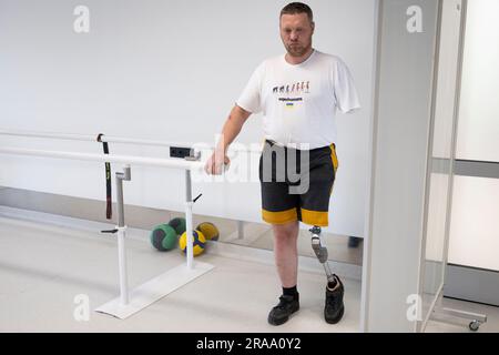 Region Lemberg, Ukraine. 30. Juni 2023. Ein Mann, der durch den Krieg in der Ukraine ein Ober- und Unterteil verloren hat, wird am 30. Juni 2023 in der Superhumans-Klinik in der Region Lemberg, Ukraine, rehabilitiert. Das Superhumans Centre wurde Mitte April für Patienten eröffnet und hilft Menschen mit ähnlichen Verletzungen. Kredit: Ondrej Deml/CTK Photo/Alamy Live News Stockfoto