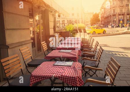 Restaurant mit Außenterrasse in Budapest, Ungarn. Hochwertiges Foto Stockfoto