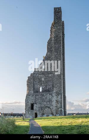 Die Abtei von Trim Ireland wird heute allgemein als gelber Turm bezeichnet. Aufgrund der gelben Farbe, die der überlebende Glockenturm bei Sonnenuntergang annimmt, Stockfoto