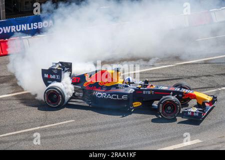 Red Bull Showrun Lisboa 2023. Formel-1-Show für Motorsportfans in Lissabon, Portugal. David Coulthard fährt den Red Bull RB7 Formel 1 Rennwagen. Stockfoto