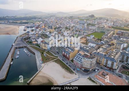 Luftaufnahme der Stadt Foz in Nordspanien Stockfoto