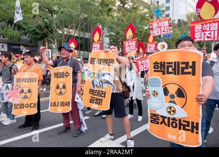 Anti-Japan- und Anti-Yoon-Suk-Yeol-Protest, 24. Juni 2023 : Menschen singen Slogans während eines Anti-Japan- und Anti-Yoon-Suk-Yeol-protestmarsches im Zentrum von Seoul, Südkorea. Tausende von Demonstranten bei der Kundgebung verurteilten den südkoreanischen Präsidenten Yoon dafür, ein japanischer Autokrat zu sein, und forderten ihn auf, Maßnahmen vorzubereiten, um Japans Entscheidung zu stoppen, radioaktives Wasser aus dem verkrüppelten Kernkraftwerk Fukushima in den Pazifischen Ozean zu leiten. Koreanische Figuren lesen (L-R, Vorderseite), „Yoon Suk Yeol ist radioaktives Wasser!“, „Yoon Suk Yeol! Sie trinken nukleares Abwasser!“, „Yoon Suk Yeol ist ein Tatbestand Stockfoto