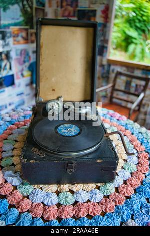 Mahe Seychelles 02.07.2023 Vintage and Antique Record Player im gefertigten Haus, datiert aus dem Jahr 1870er im Kunsthandwerksdorf Mahe Seychelles Stockfoto