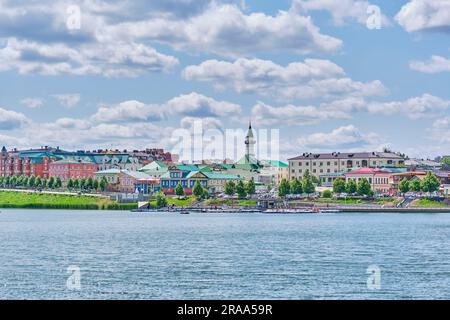 Blick auf die alte Tatar Sloboda und den Ufer vom Nischny Kaban See, Kasan, Russland. Stockfoto