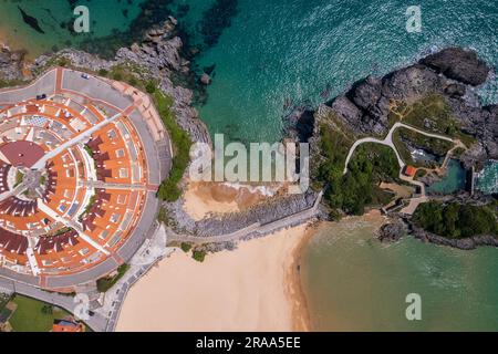 Luftaufnahme der spanischen Küste in Noja in Nordspanien Stockfoto