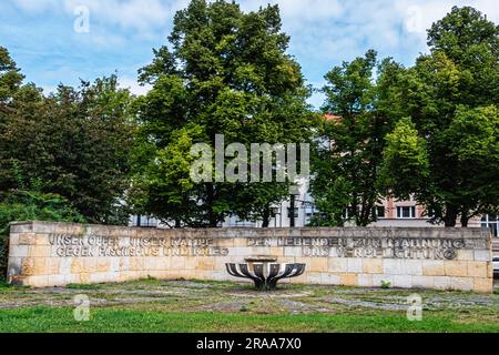 1975 errichtete Gedenkstätte für die anti-faschistischen Widerstandskämpfer am Unity Square, Platz der Einheit, Potsdam, Brandenburg Stockfoto