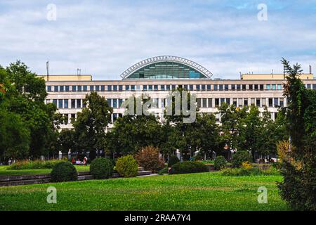 Wilhelmgalerie Shopping Centre Gebäude & öffentlicher Park am Platz der Einheit, Potsdam, Brandenburg Stockfoto