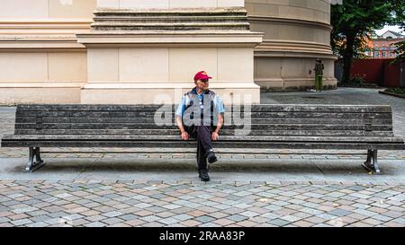 Älterer Mann sitzt auf einer Bank am Alten Marktplatz in Potsdam, Brandenburg Stockfoto