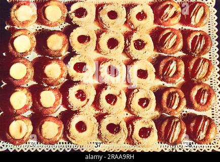 Dessert Makronen und Teebrot. (36) Dessertbecher Aus Ahorn, (37) Walnuss-Pastille-Makronen, (38) Dessertbecher Aus Walnuss Datum: 1936 Stockfoto