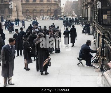 Ein Straßenkünstler arbeitet an Bildern vor St. Martin in den Fields, Trafalgar Square, London, während sich eine kleine Menschenmenge versammelt, um sie zu beobachten. Die Statue von Edith Cavell befindet sich im Hintergrund, ebenso eine Zweigstelle der Westminster Bank Limited an der Ecke St. Martin's Lane. Datum: 1937 Stockfoto