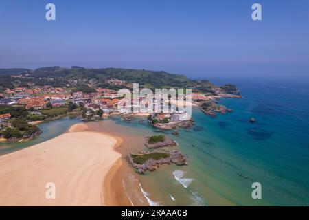 Luftaufnahme der spanischen Küste in Noja in Nordspanien Stockfoto