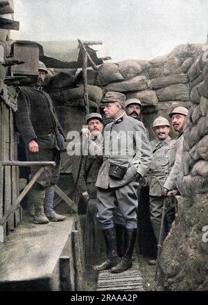 Jean-Jacques Waltz (23. Februar 1873, Colmar - 10. Juni 1951), auch bekannt als "Oncle Hansi", oder einfach "Hansi" ("Little John"), französischer Künstler elsässischen Ursprungs, der 1915 in einem französischen Graben abgebildet wurde. Er war ein überzeugender pro-französischer Aktivist und ist berühmt für seine süßen Zeichnungen, von denen einige harte Kritik an den Deutschen der damaligen Zeit enthalten. Er war auch ein französischer Held des 1. Und des 2. Weltkriegs. Bei Kriegsausbruch wurde er wegen seiner Karikaturen deutscher Soldaten und Polizisten inhaftiert. Datum: 1915 Stockfoto