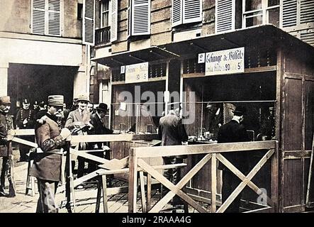 Um den Bestand an Gold bei Ausbruch des Krieges zu schützen, wurden die Zahlungen auf 50 Franken pro zwei Wochen für jeden Einleger begrenzt. Das Foto zeigt die vorübergehende Unterbringung der Paris-Banken, die abnorme Geschäftsanforderungen zu erfüllen.     Datum: 1914 Stockfoto