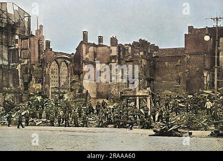 Am 5. August 1914 begannen die Deutschen mit der Bombardierung der Festungen von LiÞge am linken Ufer der Maas, was der Stadt großen Schaden zugefügt hat. Datum: August 14 Stockfoto