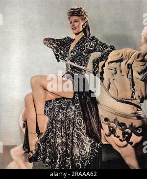 Ginger Rogers (1911 - 1995), amerikanische Schauspielerin, Tänzerin und Sängerin, ein Pressebild aus dem Paramount-Film „Lady in the Dark“. Ginger wurde in Virginia geboren Katherine McMath und begann ihre Karriere im Varieté, bevor sie von der Bühne zur Leinwand wechselte. Ihre Tanzpartnerschaft mit Fred Astaire, mit der sie 10 Filme gedreht hat, ist legendär. Datum: 1944 Stockfoto