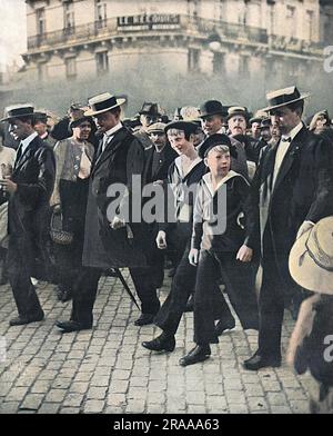 Der Kronprinz von Belgien (der Herzog von Brabant) und sein Bruder (der Graf von Flandern) zu Fuß mit ihrem Tutor durch die Straßen von Brüssel.     Datum: 1914 Stockfoto