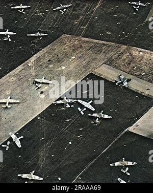 Britische Horsa-Gleiter und Fallschirme in der Nähe von Caen nach alliierten Landungen. Der abnehmbare Rumpf wurde von den Flügeln entfernt. Datum: Juni 44 Stockfoto