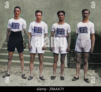 Das englische 4 x 100 Meter Staffelteam, das 1912 bei den Olympischen Spielen in Stockholm Goldmedaillen gewonnen hat. Von links nach rechts: D. Jacobs, H. M. Macintosh, W. R. Applegarth und V. D'Arcy. Beachten Sie die hoch geschnittenen Shorts und T-Shirts, die mit einem Union Jack verziert sind. Datum: 1912 Stockfoto