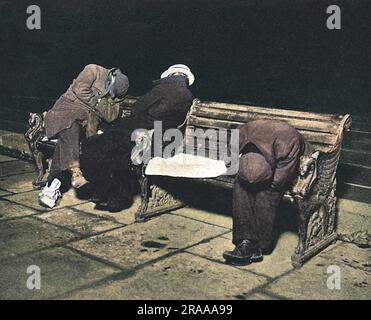 Männer, die nicht in einen Nachtschrank kommen konnten, schlafen auf einer Bank am Ufer in London. Eine Taschenlampe zeigt ihre Schlafformen, die in unangenehmen Winkeln gebogen sind, um Ruhe zu finden. Datum: 1910 Stockfoto