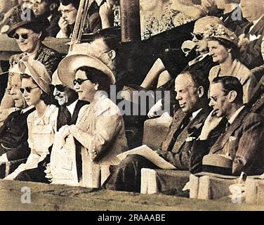 Prinzessin Margaret, Königin Elizabeth, Sir Louis Greig und König George VI. In Wimbledon. Das war König Georges erster Besuch, seit er mit Sir Louis Greig in den Männerdoppelspielen mitgemacht hat. Datum: 1947 Stockfoto