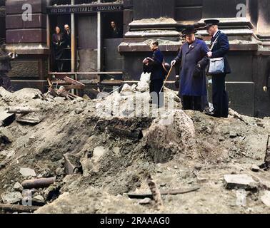 Winston Churchill inspiziert einen Bombenkrater in London Stockfoto