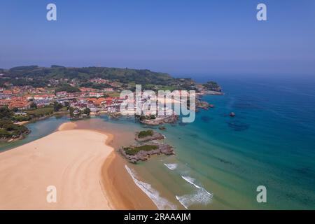 Luftaufnahme der spanischen Küste in Noja in Nordspanien Stockfoto