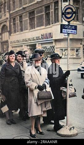 Ein fahrbares Bushaltestellschild auf der Tottenham Court Road im Zentrum von London, das einen klaren Hinweis darauf gibt, wo man während der Hauptverkehrszeiten anstehen sollte. Datum: 1939 Stockfoto