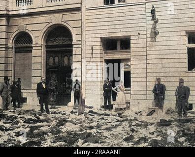 Nach der Ermordung von Erzherzog Franz Ferdinand von Österreich und seiner Frau bricht in Sarajewo ein antiserbischer Aufstand aus. Die Räumlichkeiten eines serbischen Schneiders wurden geplündert und der Inhalt nach draußen auf die Straße geworfen. Datum: 28. Juni 14 Stockfoto