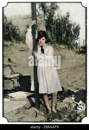 Foto der Herzogin von Kent, früher Prinzessin Marina von Griechenland (1906-1968), Tochter von Prinzessin Helen von Russland und Prinz Nicholas von Griechenland und Ehefrau von Prinz George, Herzog von Kent. Am Strand von Athen aufgenommen, wo während dieser Zeit, laut dem Freund, der dieses Foto dem Tatler gab, die Familie der Prinzessin jeden Nachmittag Tee am Strand trank. Prinzessin Marina ist die Mutter des aktuellen Herzogs von Kent, Prinzessin Alexandra und Prinz Michael von Kent. Datum: 1915 Stockfoto