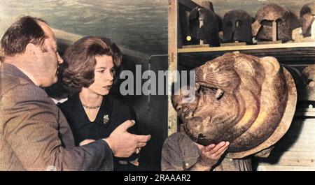 Im Museum in Olympia, Griechenland, zeigt Dr. Bartels, der deutsche Archäologe, Prinzessin Irene von den Hellenes einen großen Bronzelonenkopf Datum: Juli 64 Stockfoto