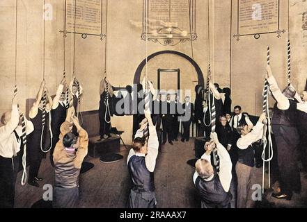 Das Innere der ringenden Kammer in der St Paul's Cathedral, London. Die vierzehn Glocken des Nordturms sind hier zu sehen, die gleich von einer ganz männlichen Klingelgruppe geklingelt werden. Datum: 1903 Stockfoto