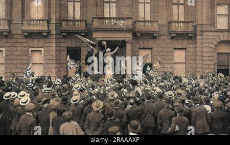 Eine enthusiastische Menschenmenge außerhalb der italienischen Botschaft in London jubelt die Entscheidung Italiens an, beim Ausbruch des Krieges neutral zu bleiben. Obwohl Italien seit 1882 Teil der Dreifachallianz mit Deutschland und Österreich-Ungarn war, fühlte es sich als defensives Bündnis, und da die beiden anderen Mächte die Agressoren waren, waren sie nicht verpflichtet, sie zu unterstützen. Im April 1915 trat Italien dem Krieg auf der Seite der Triple Entente (Großbritannien, Frankreich und Russland) bei und sah die Möglichkeit, das Territorium von Österreich-Ungarn zurückzuerobern. Datum: August 14 Stockfoto