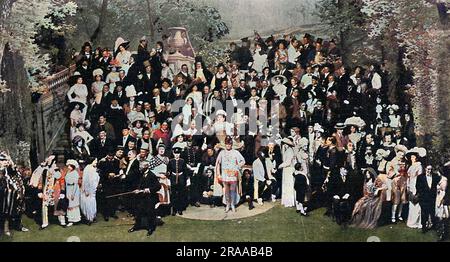 Die Generalprobe für die erste Royal Variety Show im Palace Theatre, 1912, an der viele Prominente teilnahmen. Dieses Foto zeigt „Variety's Garden Party“, in der 150 Mitglieder der Besetzung am Ende des Programms „God Save the King“ sangen. In der Mitte ist Harry Claff als der Weiße Ritter, der den Solo-Teil der Nationalhymne sang. Rechts von ihm sitzt G.H. Chirgwin, und ein wenig links, Miss Vesta Tilley in Militäruniform. Zu den anderen bekannten Künstlern, die am tableau teilnehmen, gehören Miss Victoria Mönche, Miss Peggy Pryde, Miss Vesta Victoria, Mr Stockfoto